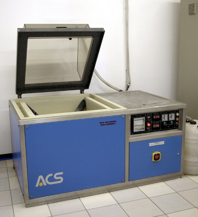 Salt spray chamber for accelerated corrosion testing